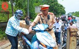 CSGT Hà Nội ứng trực hỗ trợ người dân di chuyển qua vùng ngập úng